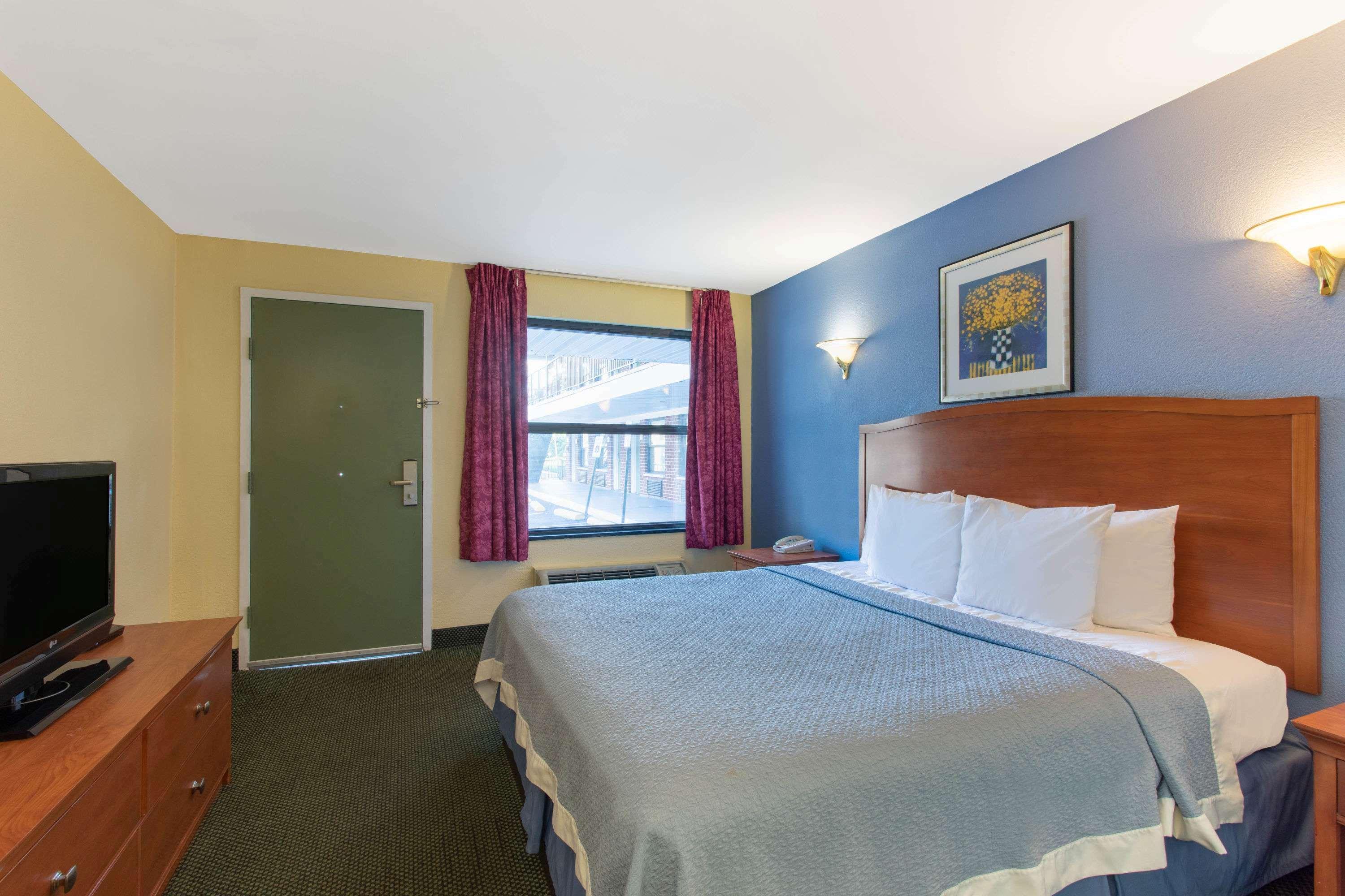 Days Inn By Wyndham Elmsford Exterior foto