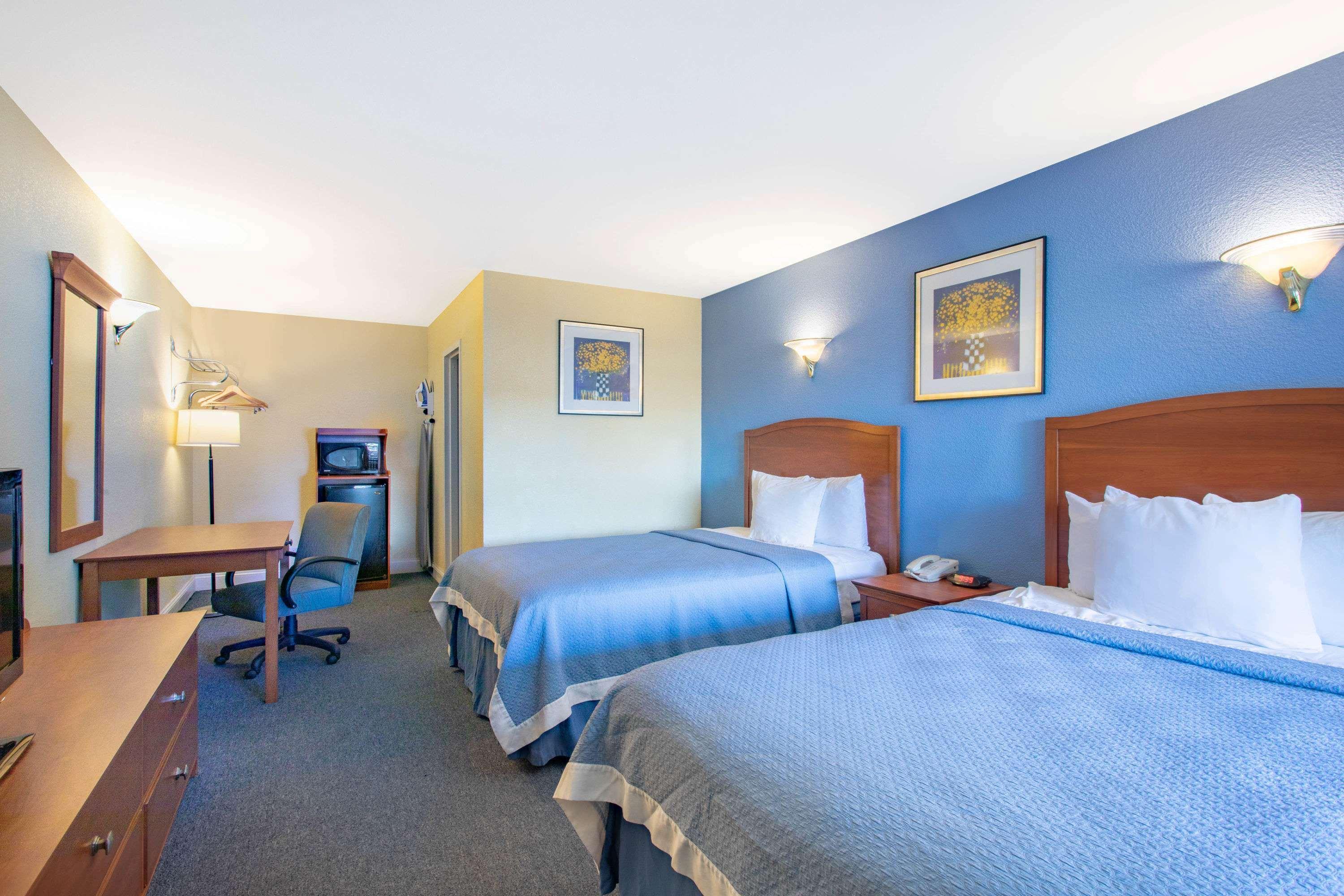 Days Inn By Wyndham Elmsford Exterior foto